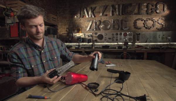 Boombox, rozpalarka do grilla, lampa kempingowa i mikroskop
